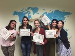 Banyak calon peserta bertanya, apakah kerja part time saat Au Pair diperbolehkan untuk menambah uang saku? Pertanyaan ini sangat wajar, karena program Au Pair memang memberikan uang saku bulanan, tetapi tidak sebesar gaji kerja penuh waktu.