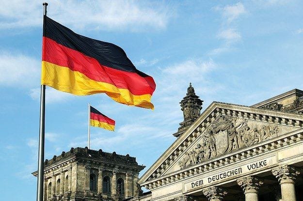 Sebelum membahas cara daftar Ausbildung Jerman 2026, Anda perlu memahami terlebih dahulu apa itu program Ausbildung. Secara garis besar, Ausbildung adalah program pendidikan dan pelatihan profesi di Jerman yang menggabungkan sekolah teori di Berufsschule (sekolah kejuruan) serta praktik kerja langsung di perusahaan.