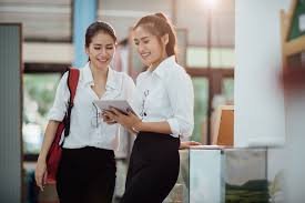 Momen setelah lulus sekolah seharusnya menjadi waktu yang membahagiakan. Namun, bagi banyak anak muda, ini justru menjadi awal perdebatan di meja makan. Kamu sangat ingin mengejar mimpi ke Eropa, tapi orang tua justru merasa berat hati untuk melepasmu. Wajar jika Ayah dan Bunda merasa khawatir. Di mata mereka, kamu masih sosok anak kecil yang butuh perlindungan. Namun, tahukah Anda, Ayah dan Bunda? Di tahun 2026 ini, lulusan SMA ke luar negeri bukan lagi perjalanan tanpa arah, melainkan investasi masa depan yang sangat terukur keamanannya.