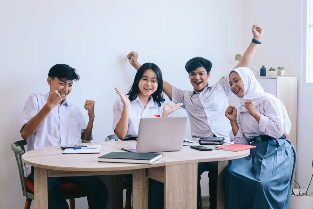 Lulusan SMA: Kuliah atau Kerja? Luar Negeri Bukan Pilihan, Tapi Kewajiban!